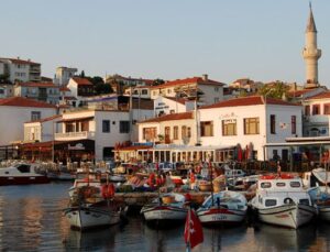 Bozcaada’da silueti bozan yapılara temizlik