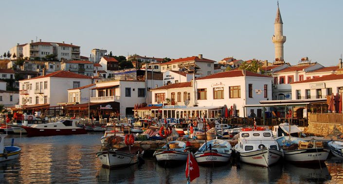 Bozcaada’da silueti bozan yapılara temizlik