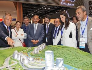 Bakan Özhaseki Türk stantlarını ziyaret etti