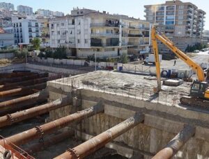 İzmir’de yol çöktü, 28 daire boşaltıldı
