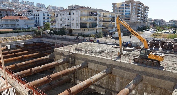 İzmir’de yol çöktü, 28 daire boşaltıldı