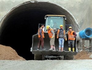 Güzeldere Geçidi’nde 2.7 metre yükseklikte kış mesaisi
