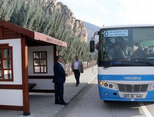 Tarihi ev görünümünde otobüs durağı