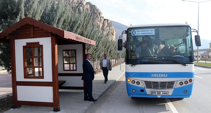 Tarihi ev görünümünde otobüs durağı