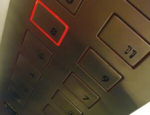 Uygunsuz asansörlere ceza yağdı