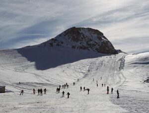 Hakkari’de kayak keyfi başladı