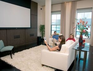 Somfy, motorlu projeksiyon perdesi ile evde sinema keyfi