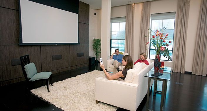 Somfy, motorlu projeksiyon perdesi ile evde sinema keyfi