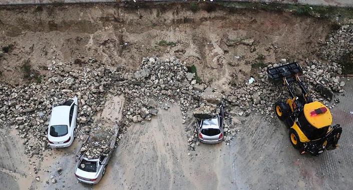 Adana’da istinat duvarı araçların üzerine çöktü