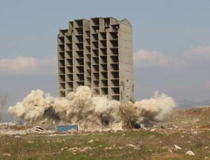 Bursa’da 300 kilo dinamitle patlatılan bina yıkılamadı