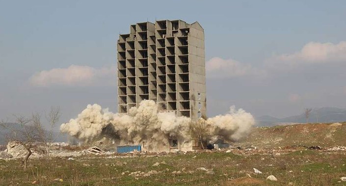 Bursa’da 300 kilo dinamitle patlatılan bina yıkılamadı