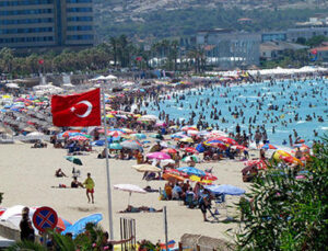 Çeşme Ilıca Plajı’nda ücretsiz şezlong dönemi başlıyor