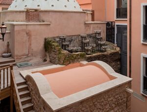 Tarihi Çeşme Hamamı ve 180 yıllık banka binası restore edildi