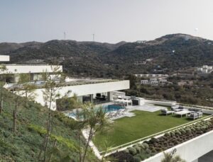 Hadise’nin villa aldığı Novron’u tanıyalım