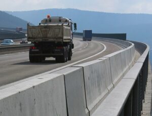 Yollar beton bariyerlerle daha güvenli