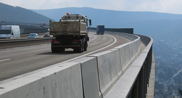 Yollar beton bariyerlerle daha güvenli