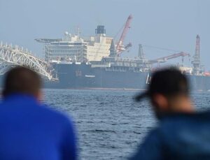 Dünyanın en büyük inşaat gemisi Çanakkale Boğazı’ndan geçti