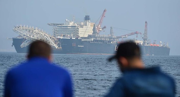 Dünyanın en büyük inşaat gemisi Çanakkale Boğazı’ndan geçti