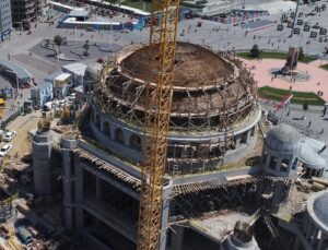 Taksim Camii’nde minarelerin yapımına başlandı