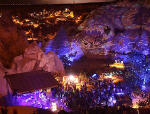 Cappadox Festivali’nde Peribacaları ışığa boyandı