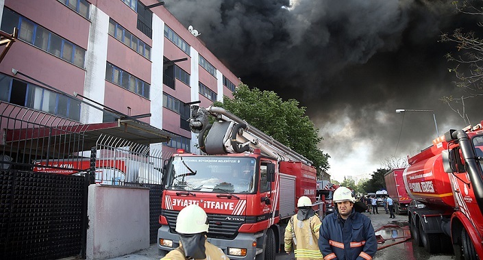 İstanbul Davutpaşa’da bir fabrikada yangın çıktı