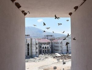 TOKİ inşaatında kırlangıç molası sürüyor