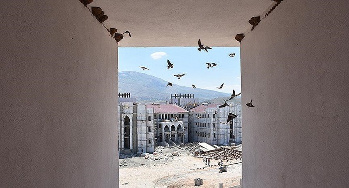 TOKİ inşaatında kırlangıç molası sürüyor