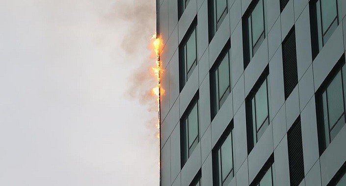 Maslak’ta 32 katlı binanın dış cephesinde yangın