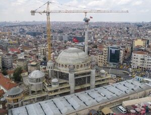 Taksim Camisi’nin birinci minaresi yükseliyor