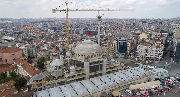 Taksim Camisi’nin birinci minaresi yükseliyor
