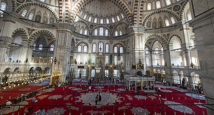 Fatih Camisi tarihi halılarına yeniden kavuşuyor