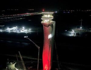 İstanbul Yeni Havalimanı’nda kule Türk Bayrağı’na büründü