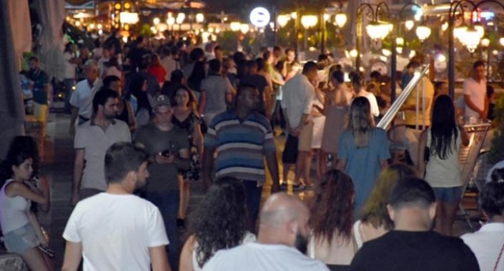 Marmaris’te caddeler dolup taştı