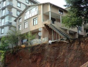 Sancaktepe’de çökme riski olan 3 katlı bina boşaltıldı