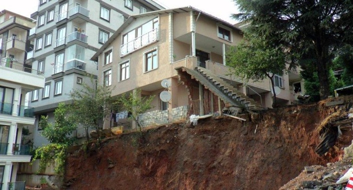 Sancaktepe’de çökme riski olan 3 katlı bina boşaltıldı