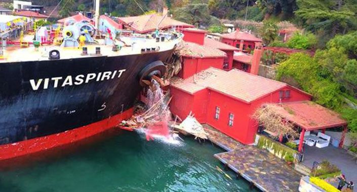 Hekimbaşı Salih Efendi Yalısı’na çarpan gemi Türkiye’den ayrıldı