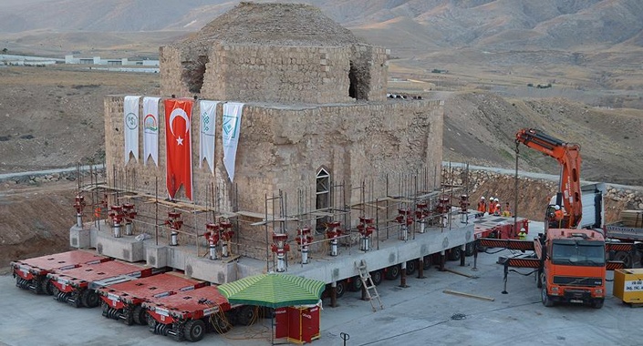 Tarihi Artuklu Hamamı yerine indiriliyor