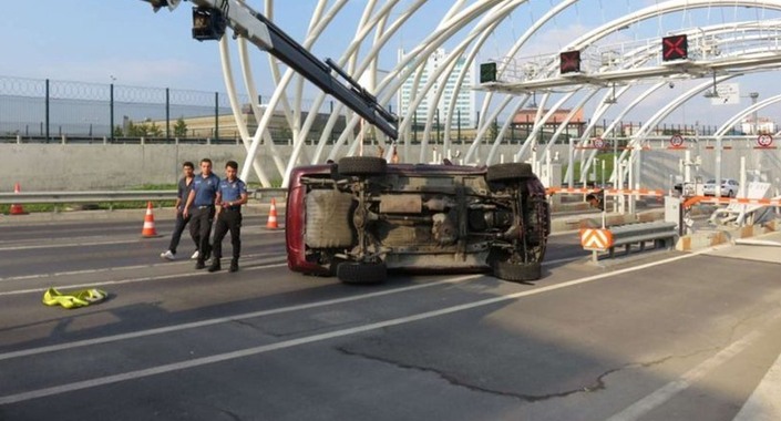 Avrasya Tüneli girişinde kaza, 3 gişe trafiğe kapatıldı