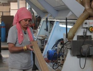 Kapı fabrikalarının kadın marangozları