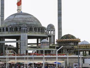 Taksim Camisi’nde ince işçilik ve süsleme işlemine geçildi