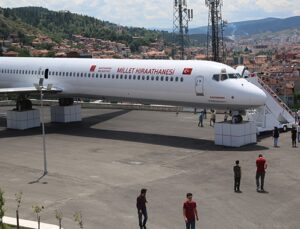 Millet kıraathanesine dönüştürülen eski uçağa yoğun ilgi
