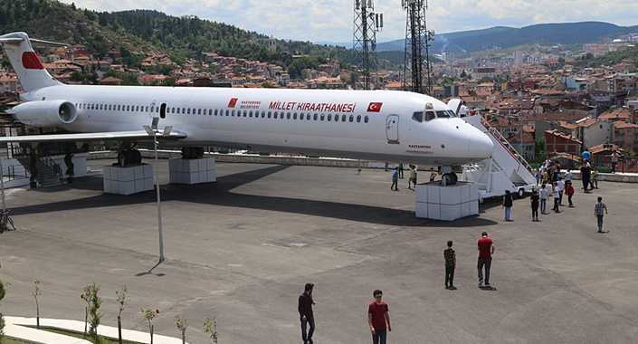 Millet kıraathanesine dönüştürülen eski uçağa yoğun ilgi