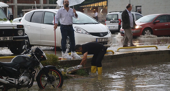 Kastamonu’yu dolu yağışı vurdu: 370 araç ve 90 evde hasar