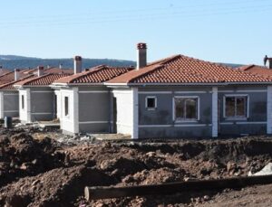 Ayvacıklı depremzedeler kura çekimiyle konutlarına kavuştu