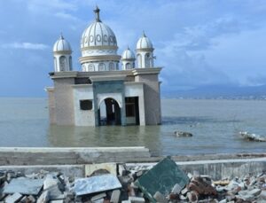 Endonezya’daki afet yüzen camiyi yıkamadı