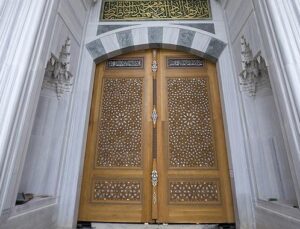 Çamlıca Camisi’ne 6 tonluk kündekari kapı