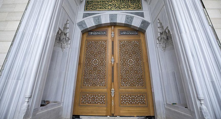 Çamlıca Camisi’ne 6 tonluk kündekari kapı