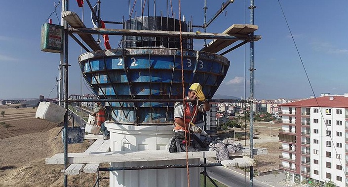 Minare ustasının metrelerce yüksekteki zorlu mesaisi