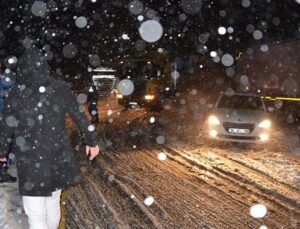 Antalya-Konya karayolu kar yağışı nedeniyle trafiğe kapandı