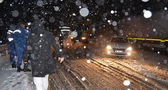 Antalya-Konya karayolu kar yağışı nedeniyle trafiğe kapandı